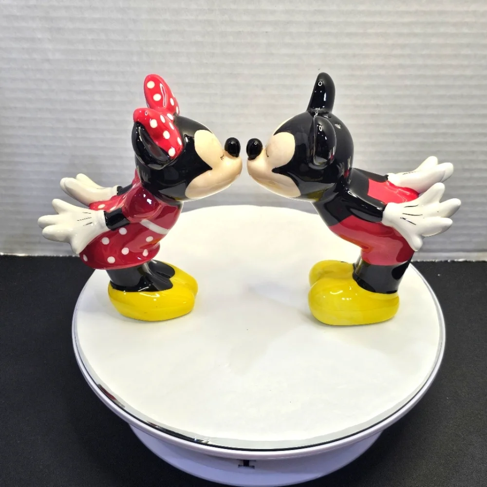 Mickey & Minnie Kissing Ceramic Salt & Pepper Shakers Kiss L👀K KISS DISNEY
